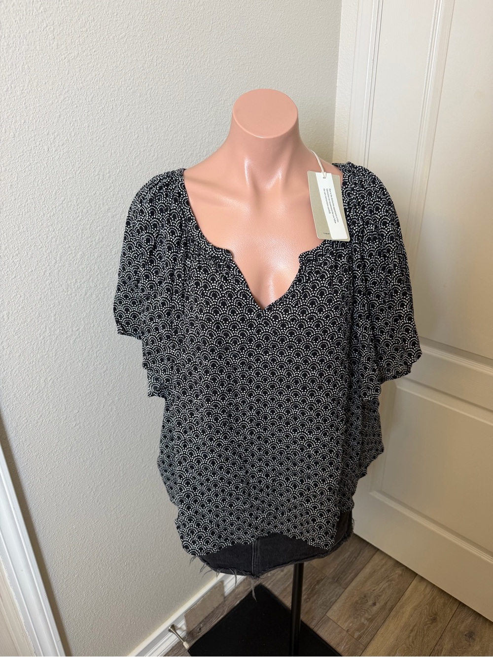 Tommy Bahama Black & White Scallop-Print Short Sleeve Tee